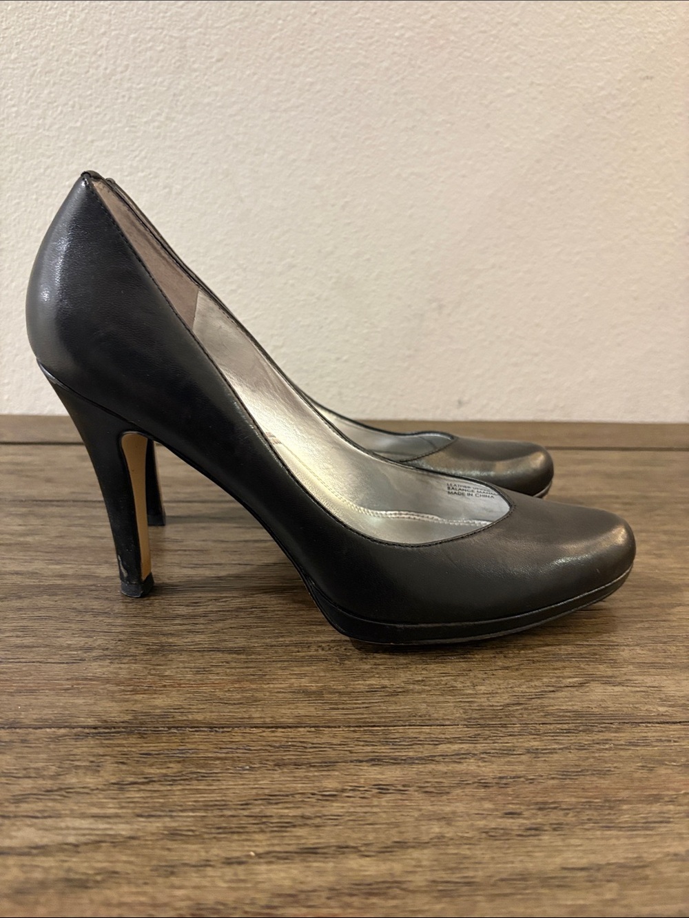 [Tahari] Black Leather High Heels Pumps Stilettos Rounded Toe Women’s 8 - Picture 2 of 11